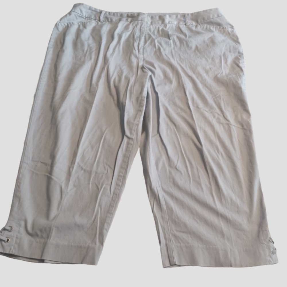 WOMEN'S AVENUE BUSINESS CASUAL CAPRI SHORTS SIZE 22